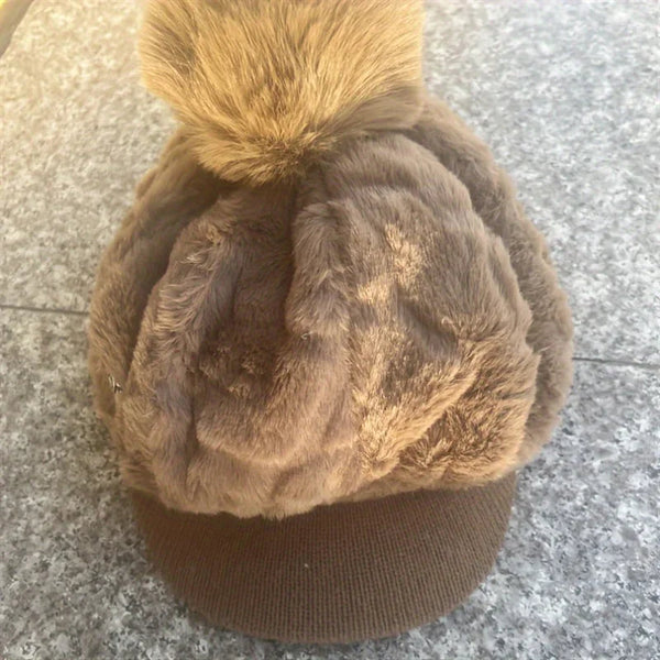 Elegancka damska czapka z daszkiem | Dziana zimowa beretka z pomponem