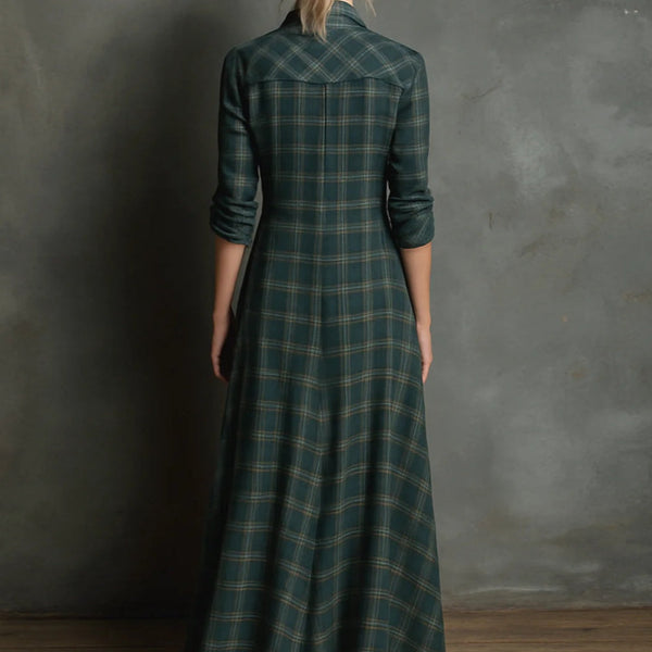 Elegancka sukienka w kratę z kołnierzem i zapięciem na guziki – luźny krój